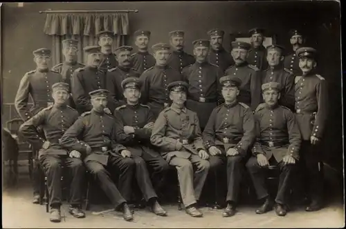 Foto Ak Deutsche Soldaten in Uniformen, Gruppenaufnahme