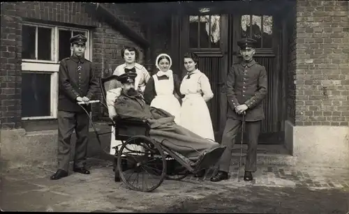 Foto Ak Soldaten in Uniformen, Rollstuhl, Krankenschwester, I WK