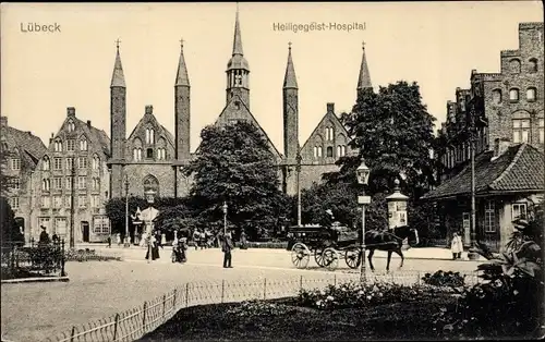 Ak Lübeck in Schleswig Holstein, Straßenpartie mit Heilig Geist Hospital