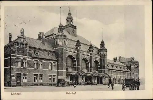 Ak Lübeck in Schleswig Holstein, Bahnhof, Straßenansicht, Kutschen