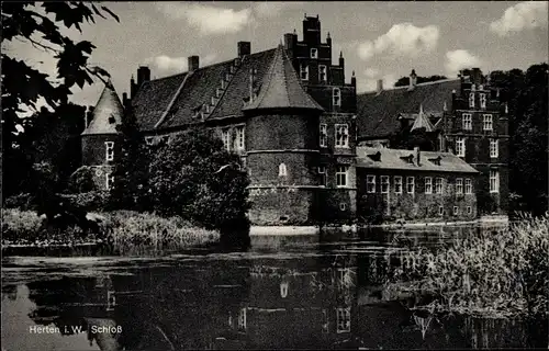 Ak Herten, Blick auf das Schloss, See, Turm, Fenster, Uferböschung