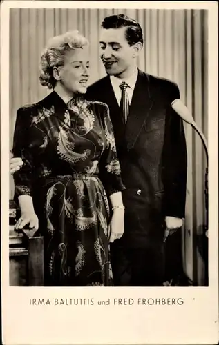 Ak Sänger Fred Frohberg und Irma Baltuttis, Beim Singen, Mikrofon