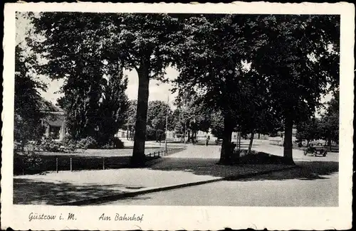 Ak Güstrow in Mecklenburg, Am Bahnhof