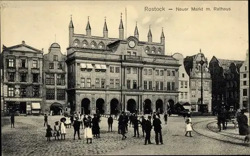 Ak Hansestadt Rostock, Neuer Markt m. Rathaus, Passanten