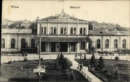 Ak Vilnius Wilna Litauen, Vorderansicht des Bahnhofes, Straßenseite