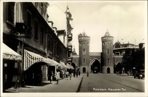 Ak Potsdam in Brandenburg, Blick auf das Nauener Tor, Straßenbahn, Geschäfte