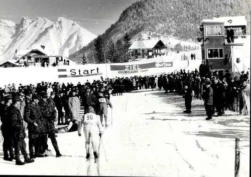 Foto Garmisch Partenkirchen, Wintersport, Langläufer, Loipe im Zielbereich, Zuschauer