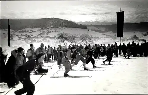 Foto Garmisch Partenkirchen, Wintersport, Langläufer, Loipe im Startbereich, Zuschauer