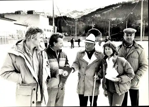 Foto Garmisch Partenkirchen, Wintersport, Skisportler mit Siegerwimpel