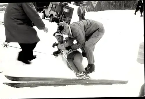 Foto Garmisch Partenkirchen, Wintersport, gestürzte Langläuferin Carla Marchelli