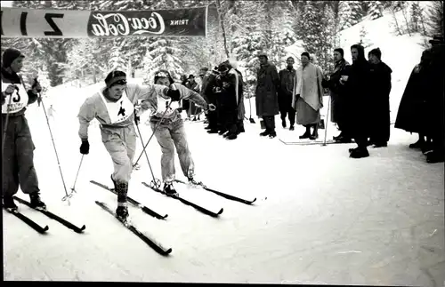 Foto Garmisch Partenkirchen, Wintersport, Langläufer auf der Strecke, Zielbanner