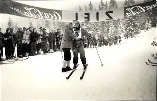 Foto Garmisch Partenkirchen, Wintersport, Skilangläuferin Blase als Siegerin im Ziel