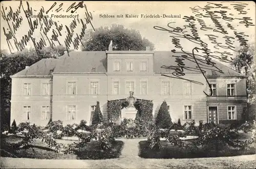 Ak Fredersdorf Vogelsdorf bei Berlin, Schloss mit Kaiser Friedrich-Denkmal