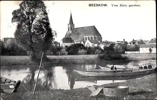 Ak Beeskow in der Mark, Ort vom Kietz gesehen, Ruderboote