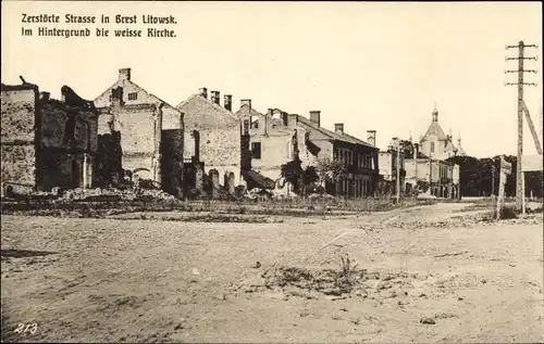 Ak Brest Litowsk Weißrussland, Zerstörte Straße, Die weiße Kirche, Kriegszerstörungen, I. WK