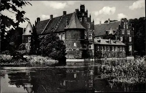 Ak Herten, Blick auf das Schloss, See, Turm, Fenster, Uferböschung