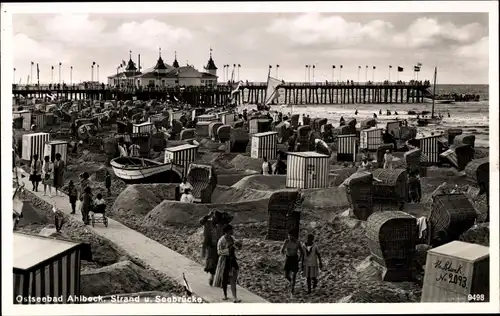 Ak Ahlbeck Usedom, Strand mit Seebrücke, Passanten