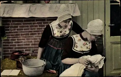 Ak Zwei Frauen in niederländischen Trachten