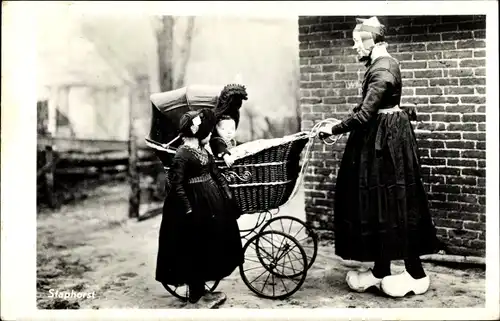 Ak Staphorst Overijssel Niederlande, Familienbild, Frau mit ihren Kindern