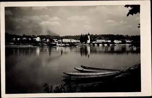 Foto Ak Aschach an der Donau Oberösterreich, Donaupartie, Ruderboote, Blick auf den Ort