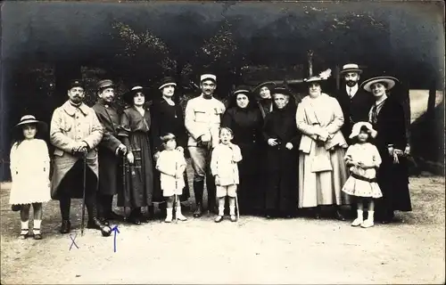 Foto Ak Cauterets Hautes Pyrénées, Familienbild im Park, Gruppenbild, Jahr 1916