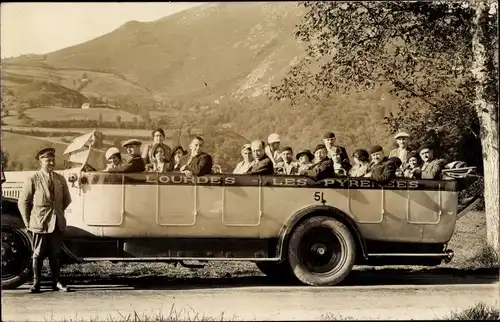 Foto Ak Lourdes Hautes Pyrénées, Gruppenbild der Touristen, Stadtfahrt