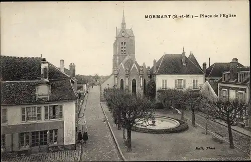 Ak Mormant Seine et Marne, Place de l'Eglise