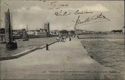 Ak Les Sables d'Olonne Vendée, Sur la jetee Halage d'un bateau