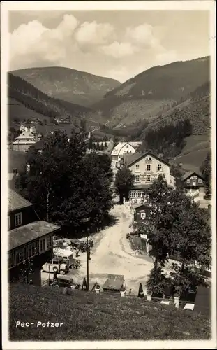 Foto Ak Pec pod Sněžkou Petzer Riesengebirge Region Königgrätz, Straßenpartie