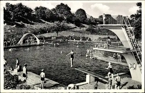 Ak Hessisch Oldendorf an der Weser, Badegäste im Schwimmbad, Sprungturm, Wasserrutsche