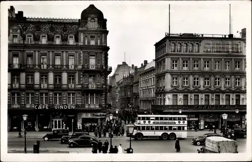 Ak Berlin Mitte, Unter den Linden, Ecke Friedrichstraße, Cafe Kranzler, Cafe Linden, Bus, Autos