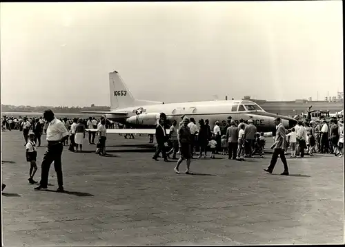 Foto Ak Flugzeug der US Air Force 10653 auf dem Flugplatz Berlin Tempelhof