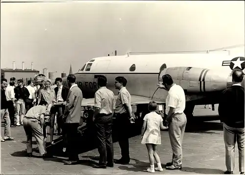 Foto Ak Flugzeug der US Air Force auf dem Flugplatz Berlin Tempelhof