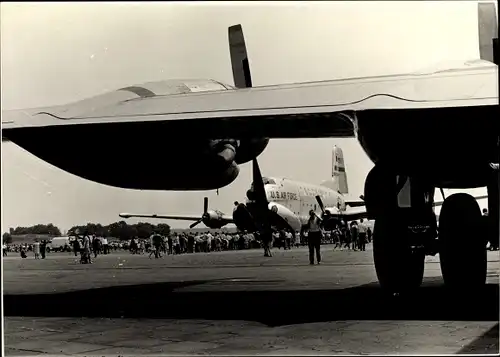 Foto Ak Transportflugzeug der US Air Force auf dem Flugplatz Berlin Tempelhof, Cargoluken