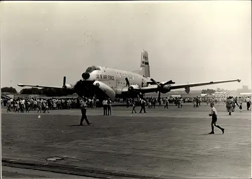 Foto Ak Transportflugzeug der US Air Force auf dem Flugplatz Berlin Tempelhof, Cargoluken