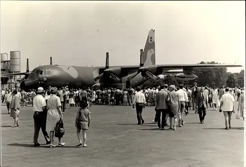 Foto Ak Berlin Tempelhof, Flughafen, amerikanisches Militärflugzeug in Tarnanstrich