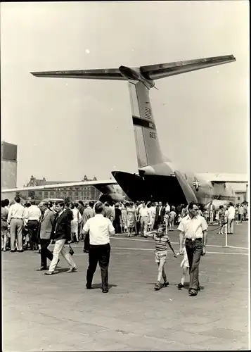 Foto Ak Berlin Tempelhof, Flughafen, Transportflugzeug der US Air Force, Cargoluken