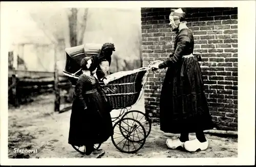 Ak Staphorst Overijssel Niederlande, Familienbild, Frau mit ihren Kindern