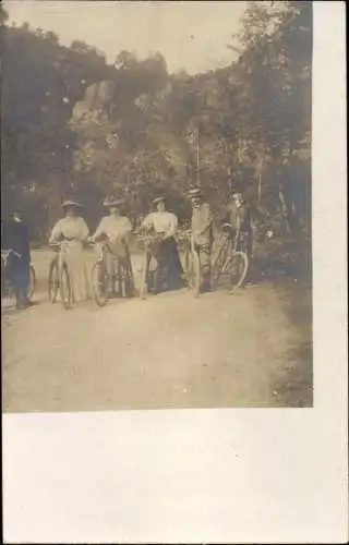 Foto Ak Allier, Gruppenbild im Wald, Fahrräder