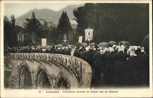 Ak Lourdes Hautes Pyrénées, Procession suivant la rampe sud du Rosaire