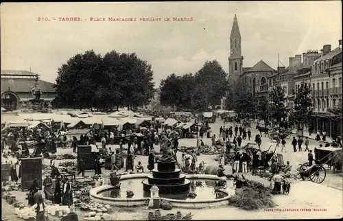 Ak Tarbes Hautes Pyrénées, Place Marcadieu pendant le Marche