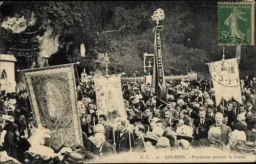 Ak Lourdes Hautes Pyrénées, Procession quittant la Grotte