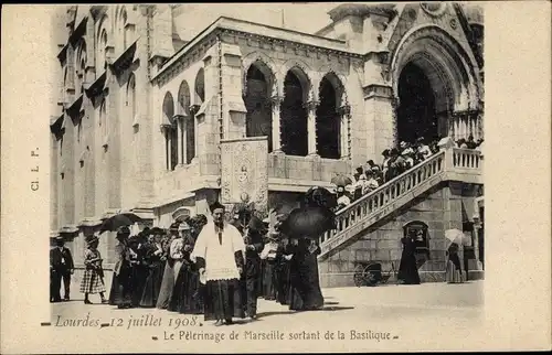 Ak Lourdes Hautes Pyrénées, Le Pelerinage de Marseille sortant de la Basilique