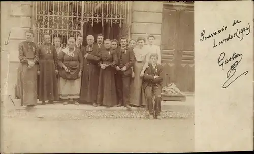 Foto Ak Lourdes Hautes Pyrénées, Gruppenbild vor einer Kirche
