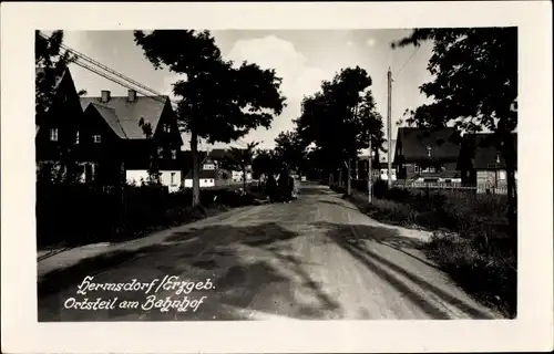 Foto Ak Hermsdorf im Erzgebirge, Straßenpartie am Bahnhof, Häuser