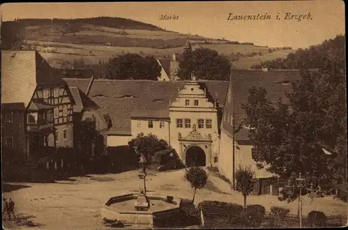 Ak Lauenstein im Müglitztal Altenberg, Partie am Markt mit Zierbrunnen, Altstadt