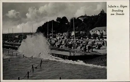 Ak Sassnitz auf Rügen, Brandung am Strande