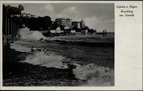 Ak Sassnitz auf der Insel Rügen, Brandung am Strande