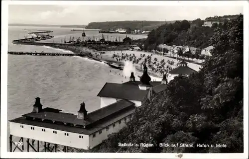 Ak Sassnitz auf der Insel Rügen, Blick auf Strand, Hafen und Mole