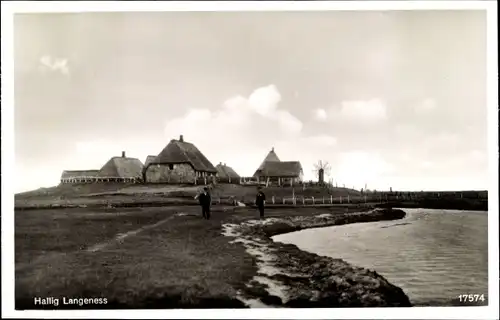 Ak Hallig Langeness, alte Häuser, Windmühle, 2 Männer